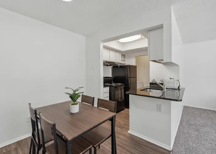 Northcliffe 104 I Fully Furnished 1 Bedroom 1bth Apartment *